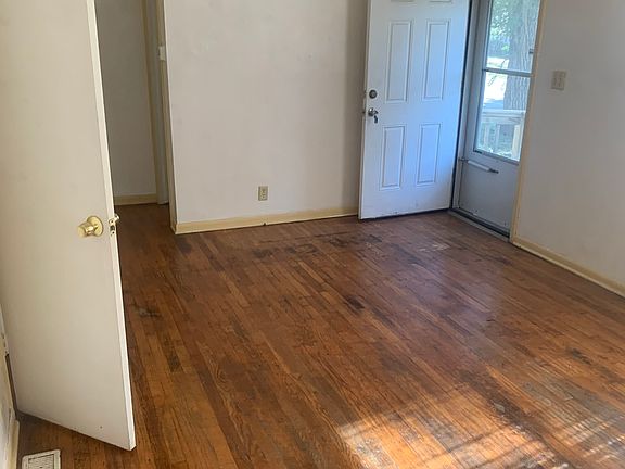 3rd image of 1526 W Waldo Ave