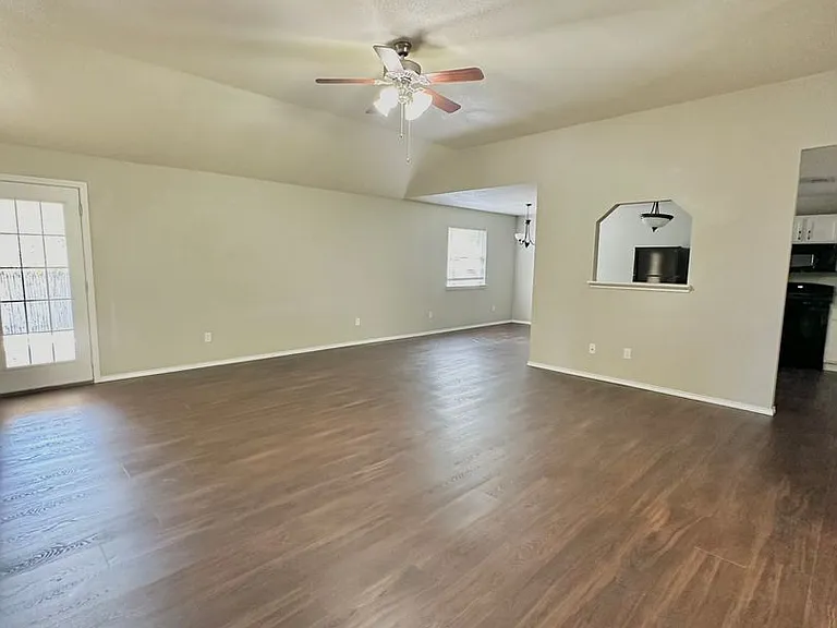 2315 Windy Cir — Photo 2