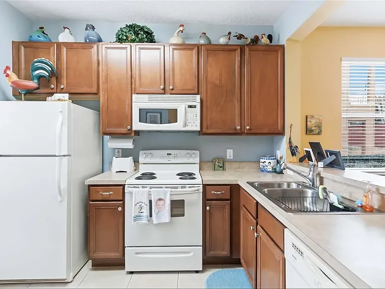 1240 Retreat View Cir — Photo 10