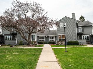 15609 W Brook Dr, New Berlin, WI 53151