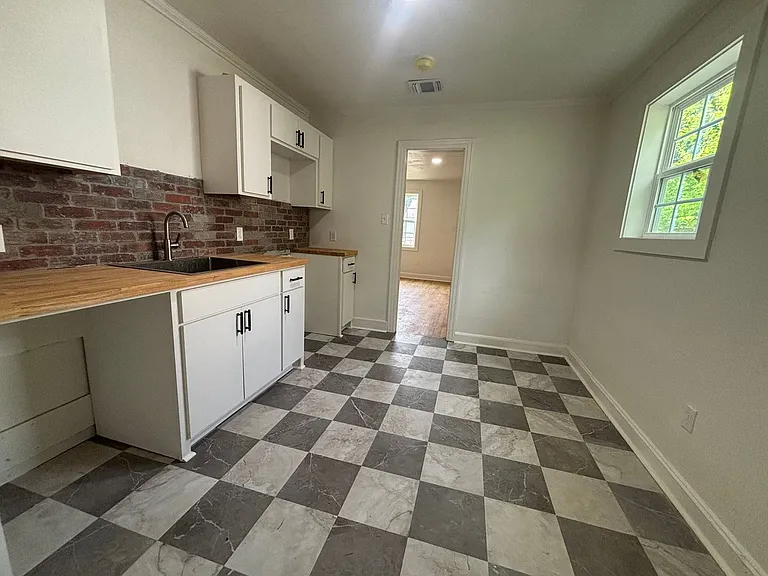 213 Kelly St — Photo 11