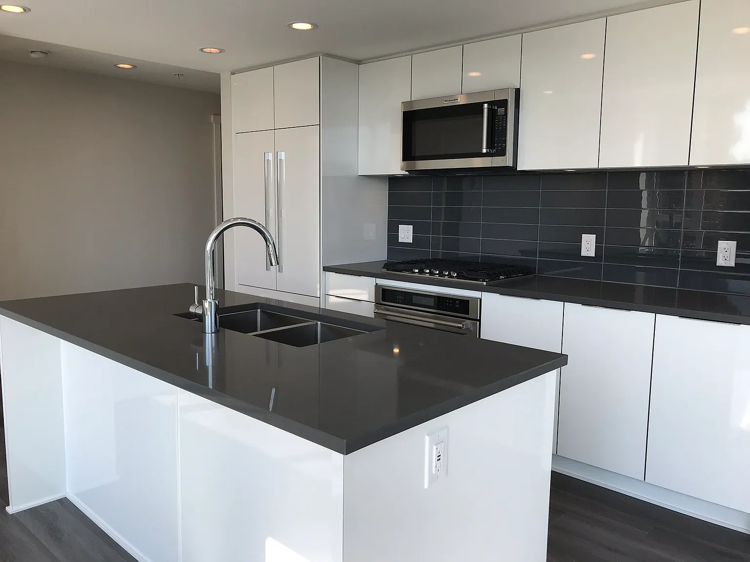 The Lloyd 2103 — Photo 2