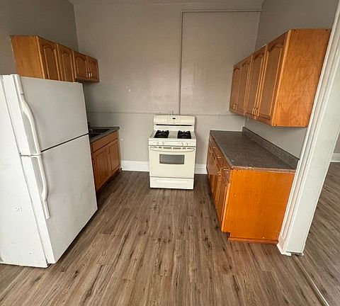 4th image of 697 Clinton Ave S #1