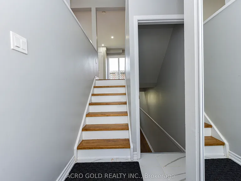 19 Hoskins Sq — Photo 4