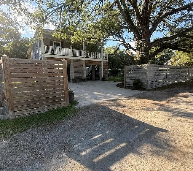406 Caverly Ln — Photo 2