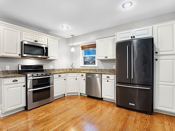 4th image of 132 N Tetrault Ave