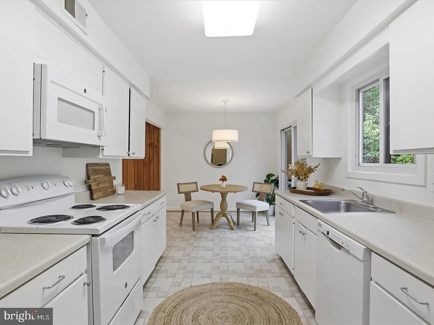 4 bed, 2.5 bath, 2810 sqft, $3,950 — Photo 4