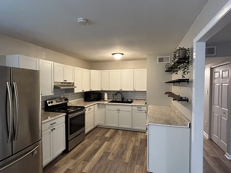 1711 Sarasota Ct — Photo 5