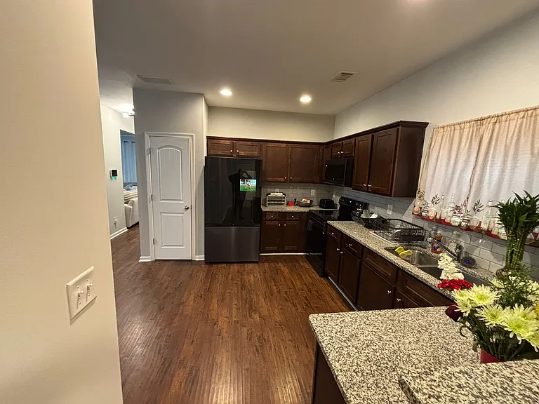 518 Tulip Ln — Photo 6