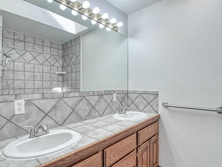 3609 Hampton Ct — Photo 24