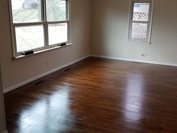 3rd image of 4404 Packard St