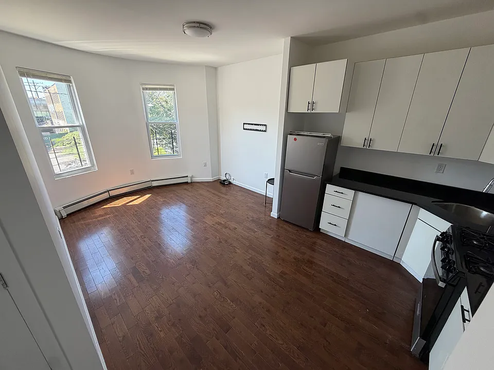 1604 Van Buren St #2F