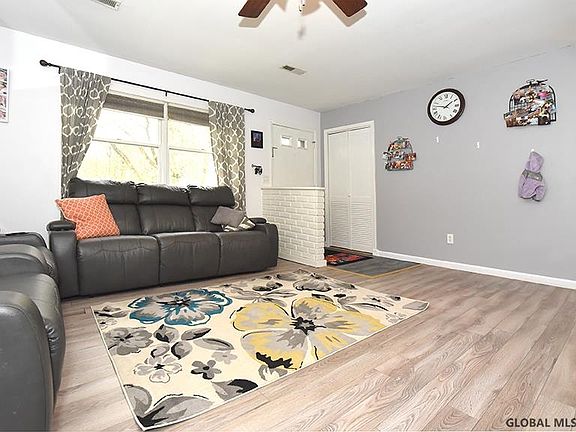 5th image of 11 Deerfield Dr