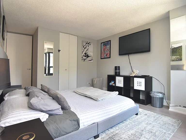 E Huron St — Photo 16