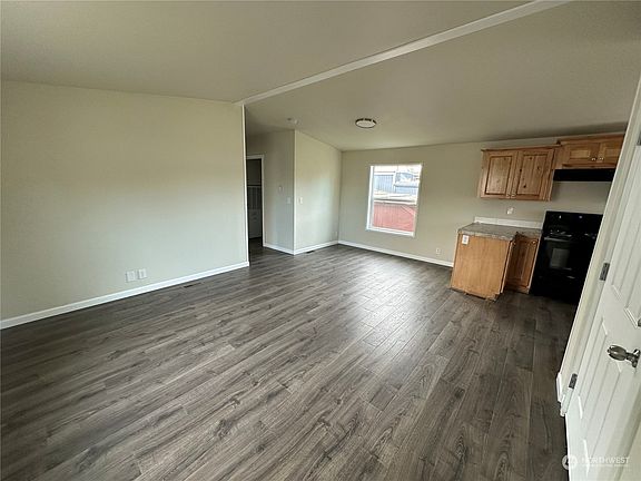 3rd image of 10302 LAKEVIEW Avenue SW #25