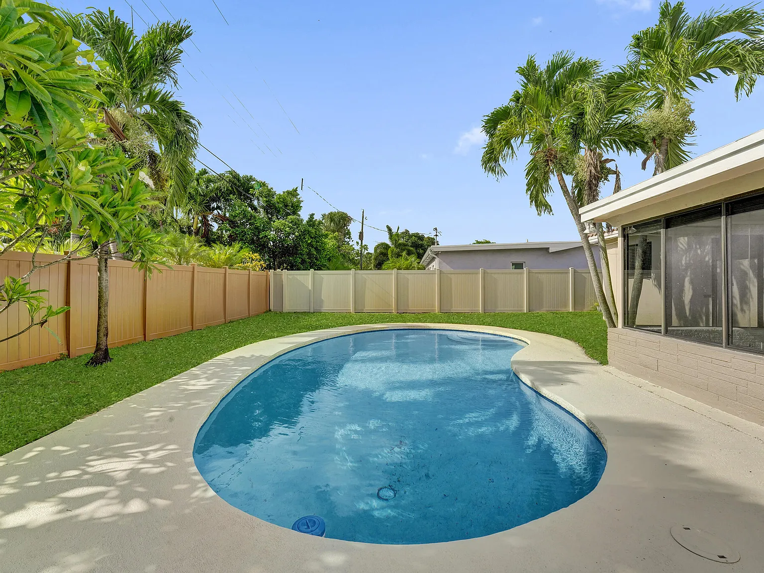 3 bed, 2.0 bath, 1269 sqft, $3,700 — Photo 3