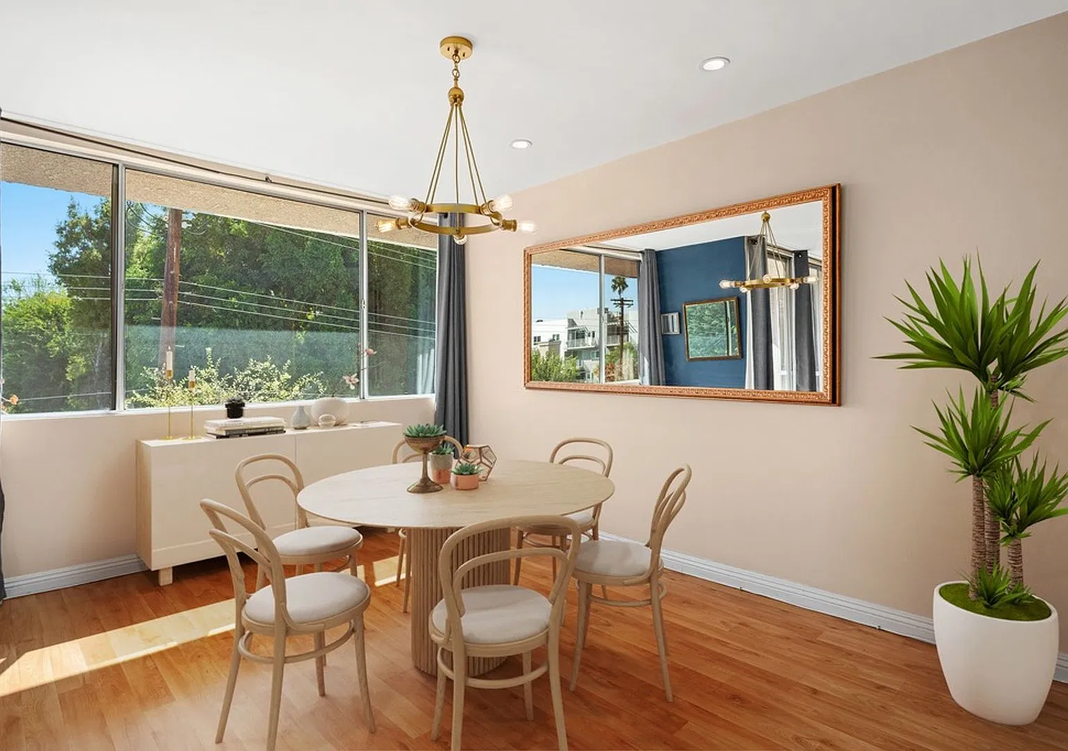 Spacious Top-Floor Unit in Prime Sherman Oaks — Photo 3