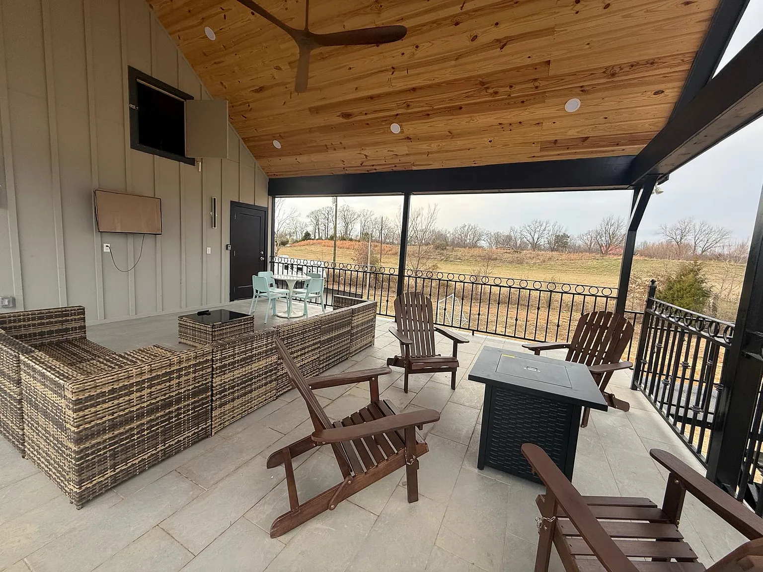 7 bed, 3980 sqft, $8,495 — Photo 3