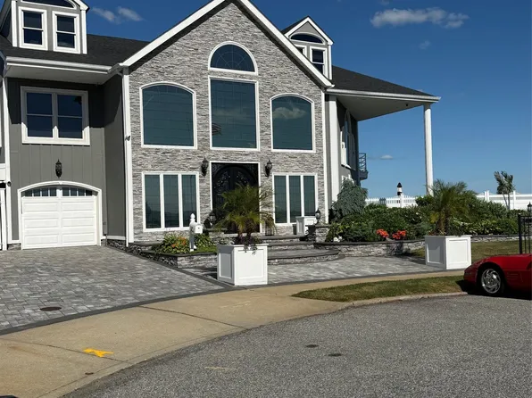 35 Piper Ct, West Islip, NY 11795