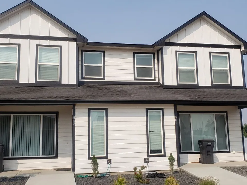 Modern design 3 bed, 2.5 bath duplex