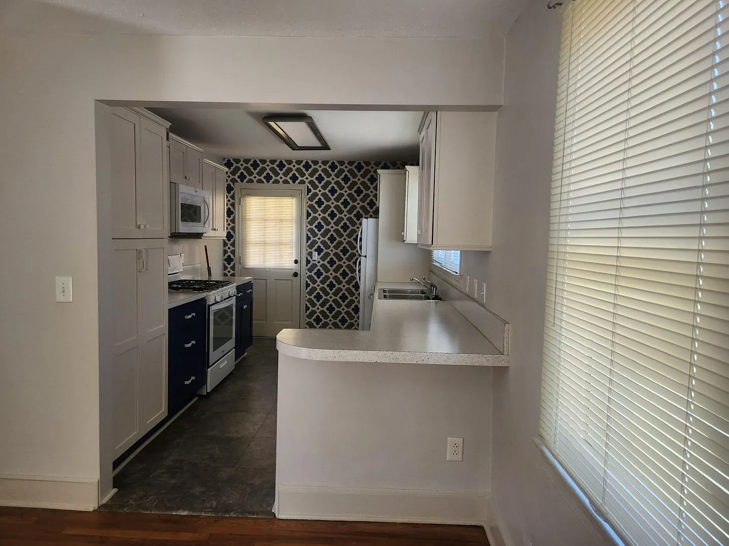 Lovely 2 Bedroom Bath — Photo 3