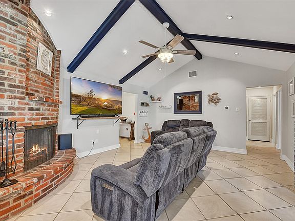 4th image of 2211 Bayou Dr