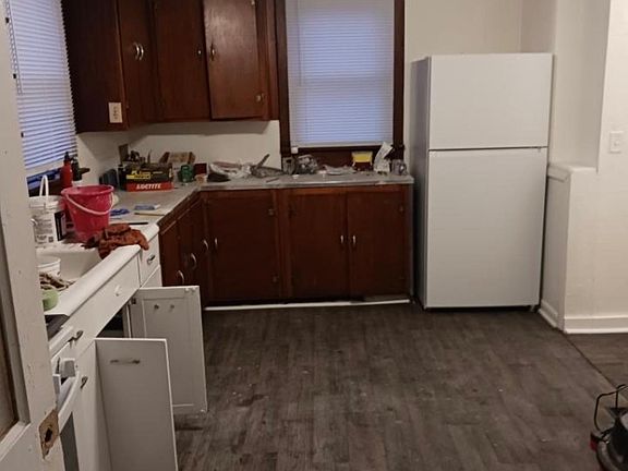 5th image of 564 S Main St