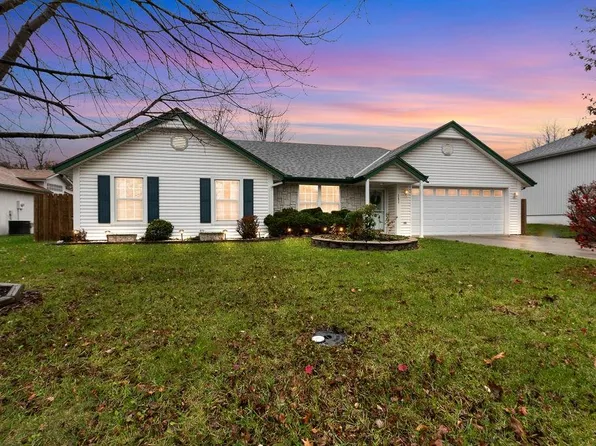 202 Cross Creek Ln, Grain Valley, MO 64029