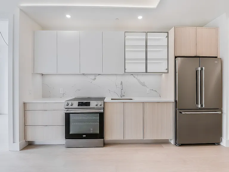 218 Front St #1600 — Photo 1
