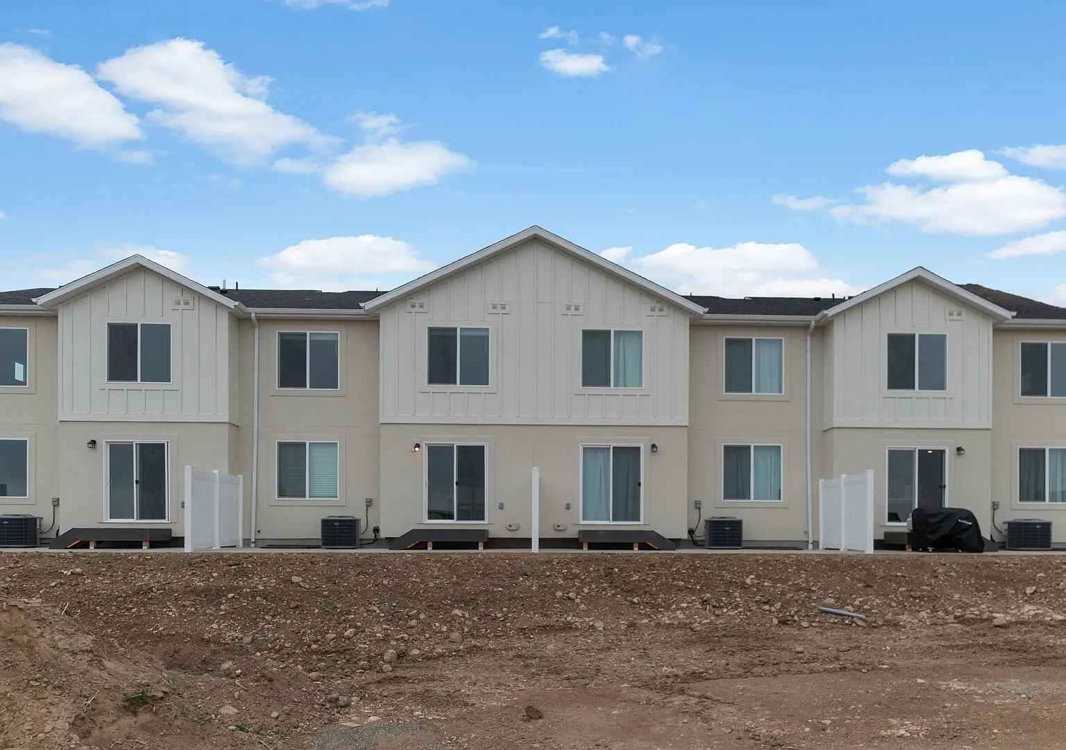 3 bed, 2.5 bath, 2205 sqft, $2,000 — Photo 4