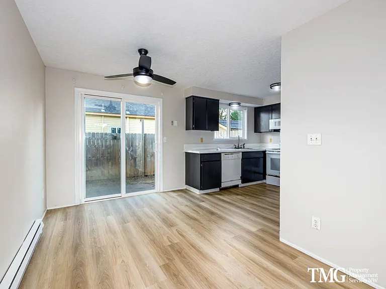 Brentwood Apartments — Photo 17