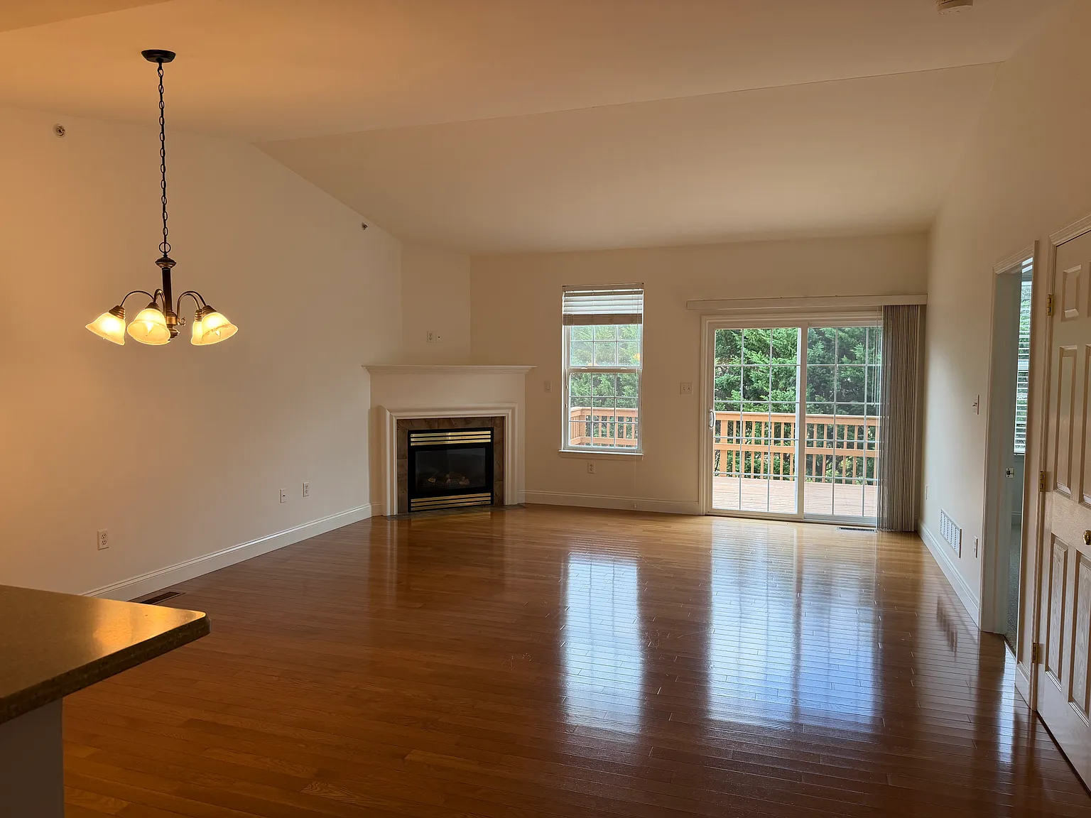 3 bed, 2.5 bath, 1700 sqft, $2,200 — Photo 4