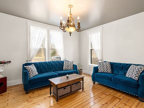 3rd image of 20 Maple St