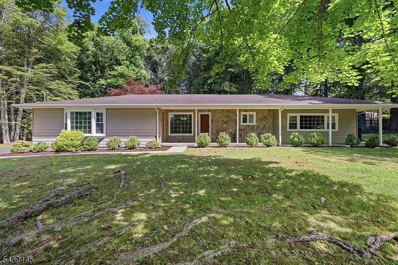 1st image of 261 Eyland Ave