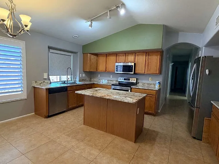 21756 N Reis Dr — Photo 2