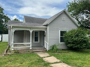 627 W Cherry St, Nevada, MO 64772