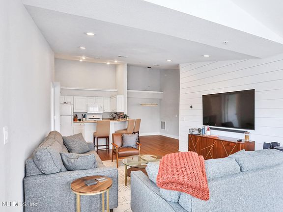 5th image of 13810 SUTTON PARK Drive #1433