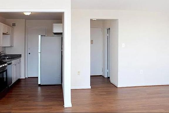 5th image of 10401 Grosvenor Pl APT 1319