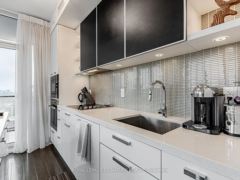 32 Davenport Rd #1303 — Photo 8