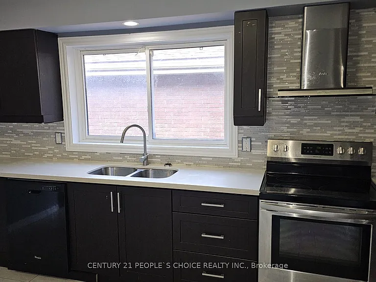 98 Lynbrook Dr — Photo 14