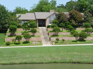 13 Mont Del Dr, Benbrook, TX 76132