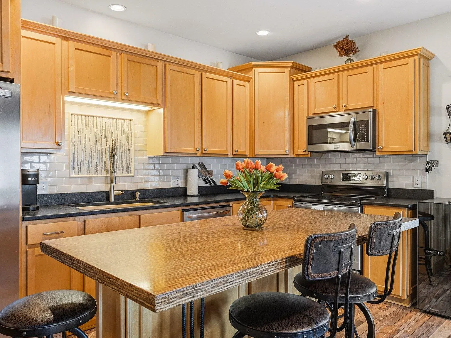 2 bed, 819 sqft, $3,350 — Photo 3