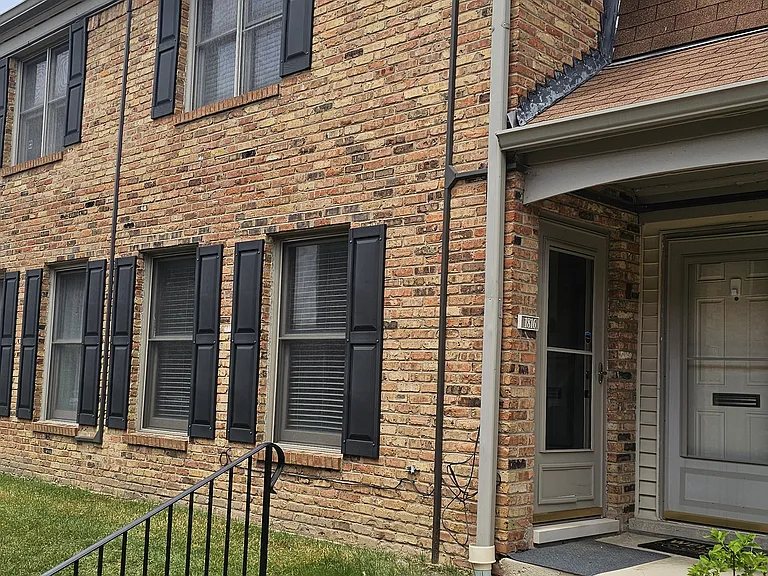1816 Bristol Walk — Photo 17