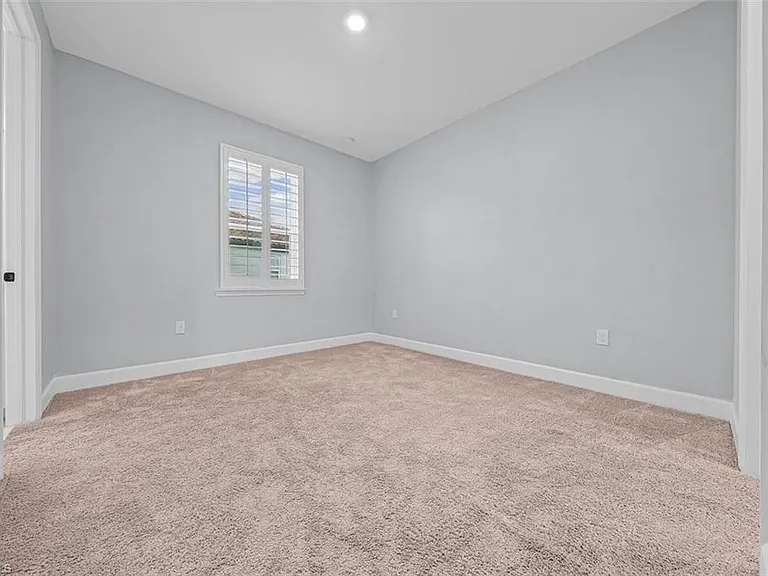 2038 Grove Dr — Photo 11