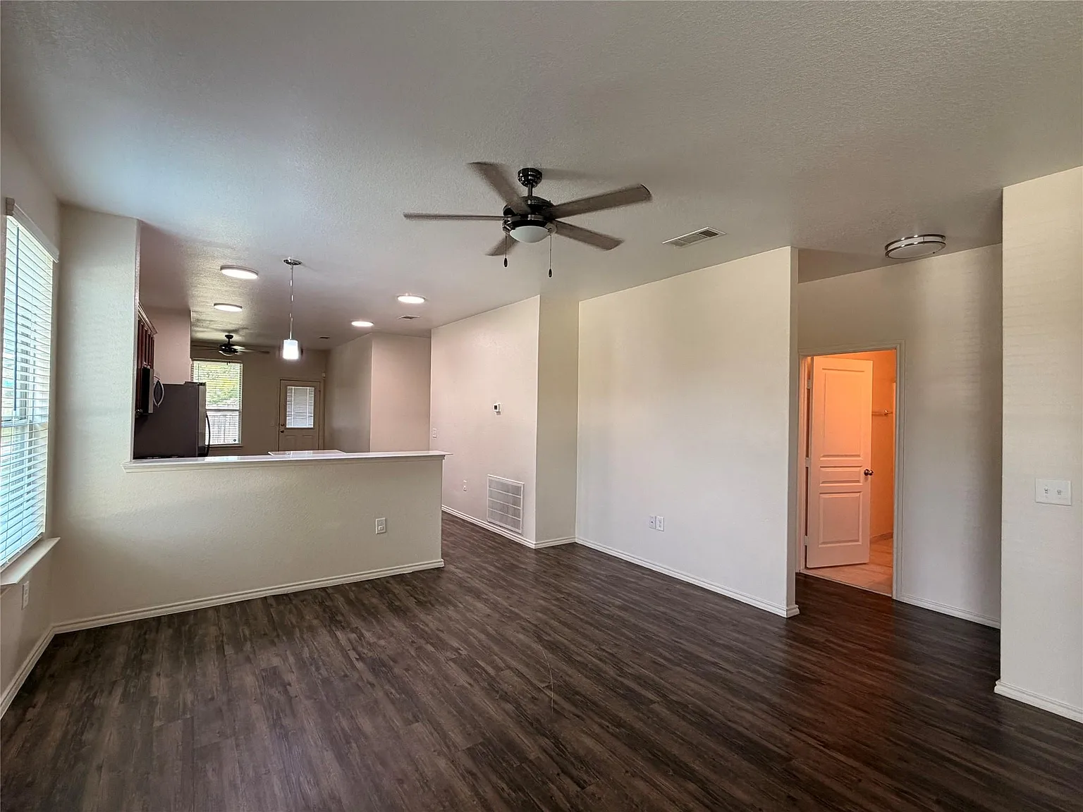 3 bed, 2.0 bath, 1504 sqft, $2,150 — Photo 2