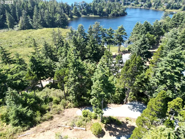 8th St, Langlois, OR 97450