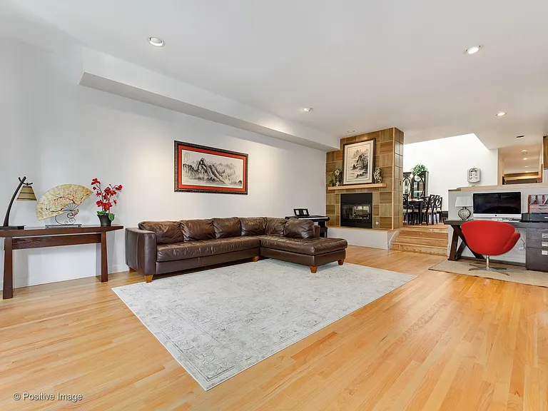 1213 W Roscoe St — Photo 4