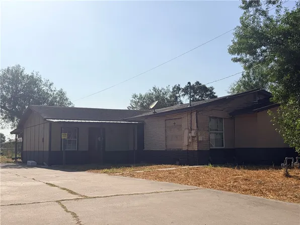 911 S Almond St, Alice, TX 78332
