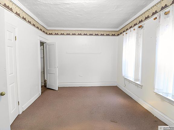 LIVING ROOM (UN-STAGED)