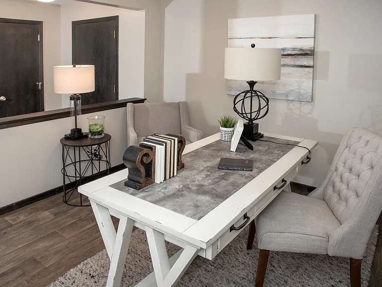 Chateau Apartments — Photo 8